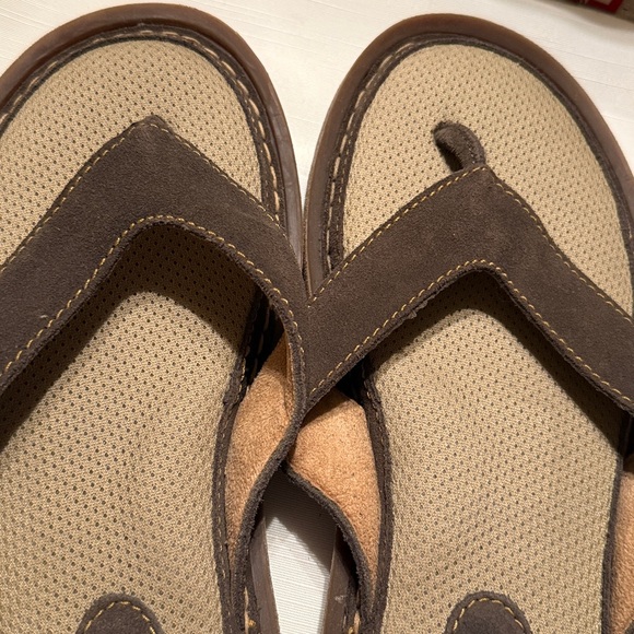 BORN men’s size mismatch R10 & L9 flip sandals brown leather brand new - Picture 11 of 11